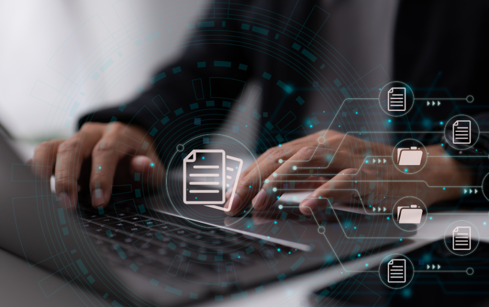 Mains sur le clavier d’un ordinateur portable, entourées d’icônes de documents et de dossiers, pour illustrer la gestion documentaire d’un logiciel de gestion